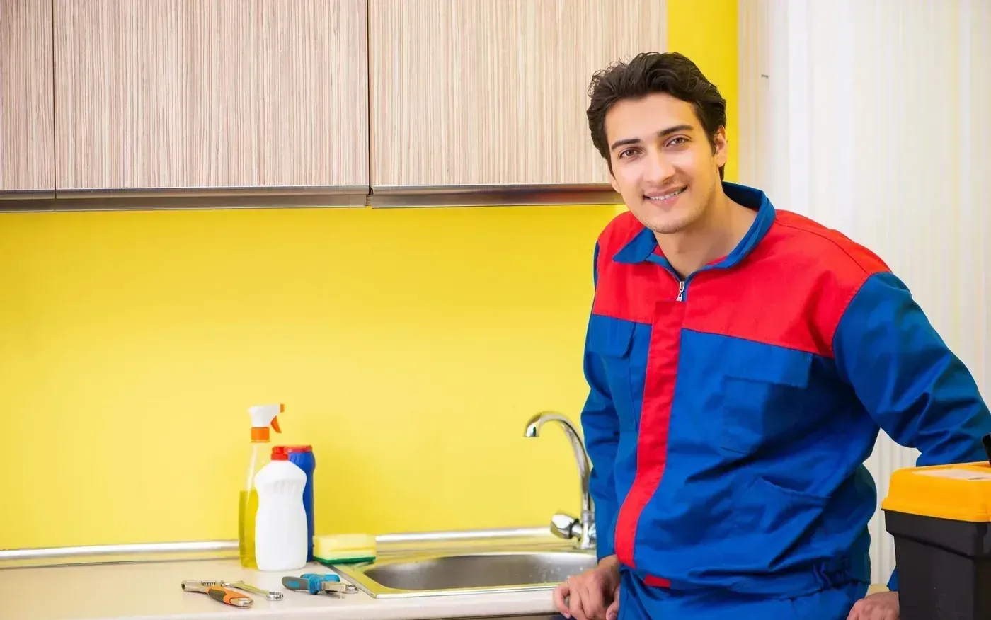 Pose d'une unité intérieure de climatisation dans un appartement parisien